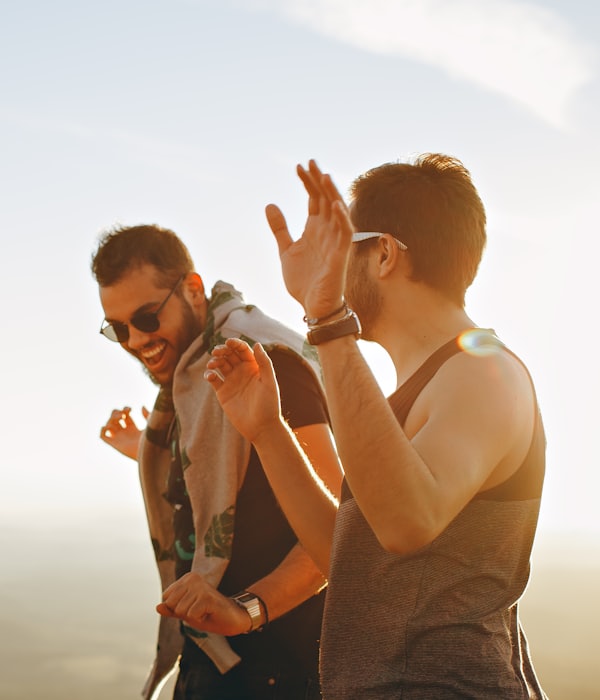 Vier Freunde sitzen zusammen und lachen